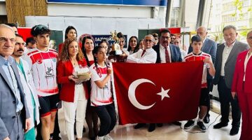 Samsun'dan Gelen Bayrak ve Toprak Genç Doktorlara Teslim Edildi