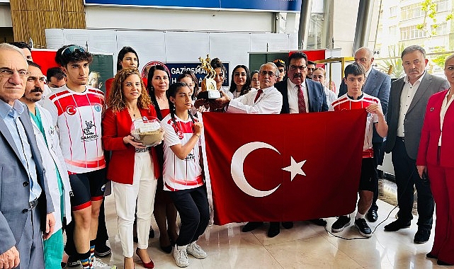 Samsun'dan Gelen Bayrak ve Toprak Genç Doktorlara Teslim Edildi