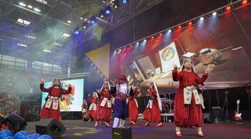 Selçuklu Belediyesi Bosna Hersek'in Zenica kentinde düzenlenen Çocuk Şenliği'nin final gününde halk oyunları ekibiyle sahne aldı
