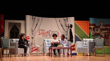 Selçuklu Belediyesi Sanat Akademisi'nde tiyatro eğitimi alan öğrencilerin  sahneye aktardıkları  “Paldır Güldür Şov” isimli tiyatro gösterisi bir kez daha izleyicilerden büyük beğeni aldı