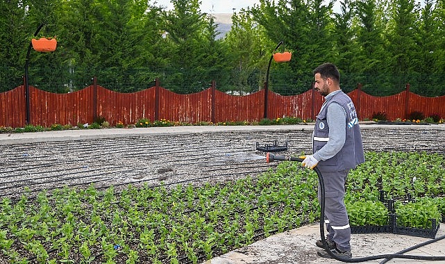Selçuklu Belediyesi tarafından Konya'ya kazandırılan Çiçek Bahçesi ziyaretçilerine kapılarını açmak için gün sayıyor