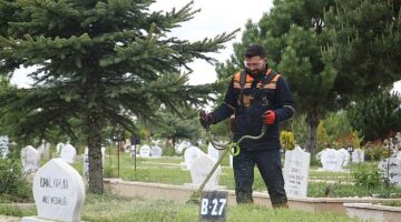 Sivas Belediyesi, mezarlık alanlarında düzenli olarak gerçekleştirdiği temizlik çalışmalarına devam ediyor