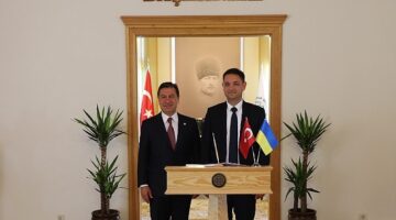 Ukrayna Antalya konsolosu Oleksandr Voronin Muğla Büyükşehir Belediye Başkanı Ahmet Aras'ı ziyaret etti