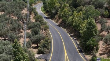Aydın'da sürücüler ve yayalar için güvenli ve konforlu yollar oluşturan Aydın Büyükşehir Belediyesi, birçok farklı noktada yol yapım çalışmalarına hızla devam ediyor