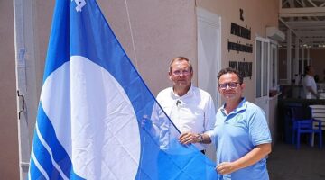 Ayvalık Belediyesi işletmelerinin bu yıl da kazandığı Mavi Bayraklar düzenlenen törenlerle göndere çekildi
