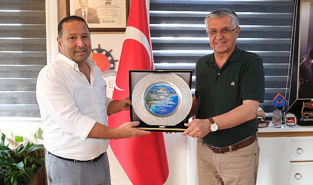 Başkan Topaloğlu'ndan Barış'a plaket