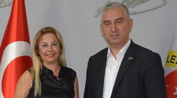 Bergama Belediye Başkanı Prof. Dr. Tanju Çelik İzmir Gazeteciler Cemiyeti Başkanı Dilek Gappi'i Ziyaret Etti