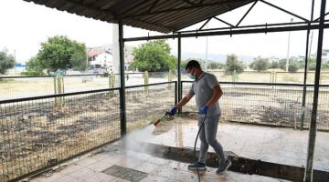 Burhaniye Belediyesi Kurban kesim alanlarının temizlik ilaçlama ve dezenfekte işlemlerini gerçekleştirdi