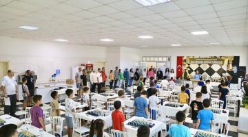 Burhaniye Belediyesi tarafından düzenlenen “Yaza Merhaba Satranç Turnuvası” büyük bir coşkuyla başladı