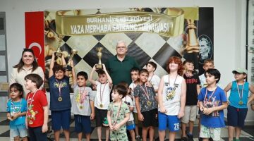 Burhaniye “Yaza Merhaba Satranç Turnuvası" Burhaniye Belediyesi Ahmet Akın Kültür Merkezi'nde gerçekleştirildi