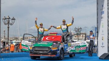 Castrol Ford Team Türkiye'nin Dünya Ralli Şampiyonası İtalya Ayağındaki Büyük Başarısı: Ali Türkkan, Türk Bayrağını Podyumda Dalgalandırdı