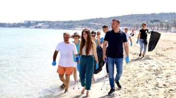 Çeşme Belediye Başkanı Lal Denizli, 5 Haziran Dünya Çevre Günü kapsamında Ilıca Halk Plajı ve Eşek Adası'nda düzenlenen kıyı temizliği etkinliğine katıldı