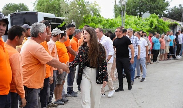 Çeşme Belediye Başkanı Lal Denizli, Kurban Bayramı dolayısıyla belediye personeliyle bayramlaştı