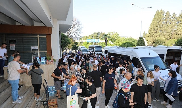 Efes Selçuk Belediyesi YKS'ye (Yükseköğretim Kurumları Sınavı) girecek olan Efes Selçuk'lu öğrencileri bu yıl da yalnız bırakmadı