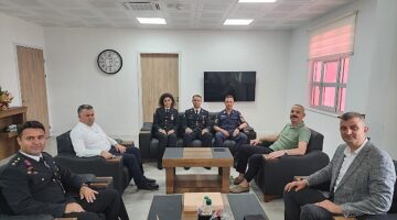 Gölcük Belediye Başkanı Ali Yıldırım Sezer, İlçe Jandarma Komutanlığı'nı ziyaret ederek jandarma teşkilatının 185. kuruluş yıl dönümünü kutladı