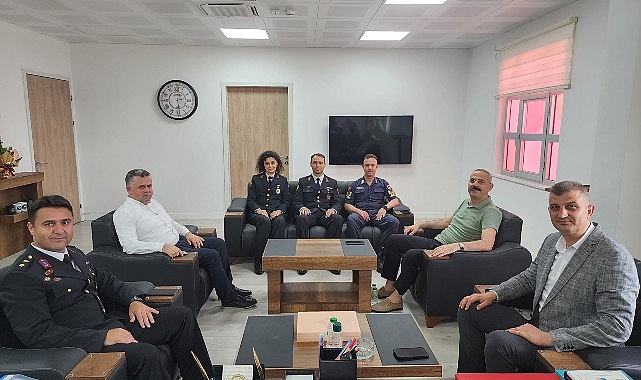 Gölcük Belediye Başkanı Ali Yıldırım Sezer, İlçe Jandarma Komutanlığı'nı ziyaret ederek jandarma teşkilatının 185. kuruluş yıl dönümünü kutladı