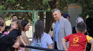 Gölcük Belediye Başkanı Ali Yıldırım Sezer, ilçedeki okulları ziyaret ederek; LGS'ye giren öğrencilere başarılar diledi.