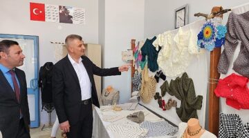 Gölcük Belediyesi Düzağaç Kültür Merkezi GÖLMEK kursiyerleri, açtıkları yılsonu sergisi ile el emeği ürünlerini sergilediler
