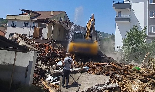 Gölcük Belediyesi, ilçede güçlendirmesi yapılmayan orta hasarlı binalar ile sosyal riskler oluşturan metruk binaların yıkımına devam ediyor