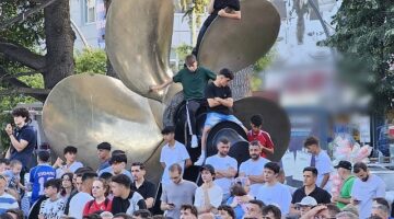 Gölcüklüler, A Milli Takımın EURO 2024 Avrupa Futbol Şampiyonası'nda Portekiz ile karşılaştığı maçı Anıtpark'ta kurulan dev ekranda birlikte izlediler