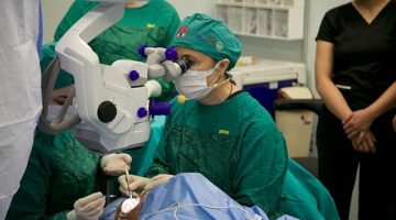 Göz hekimleri Ankara'da 4 gün boyunca canlı yayında 70 ameliyat yapacak