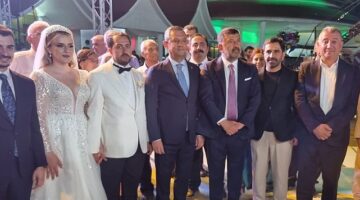 Güzelbahçe Belediye Başkanı Mustafa Günay, CHP Genel Başkanı Özgür Özel'inde katıldığı Melisa Yavaşoğlu ve Gaffar Çiçek'in düğün töreninde nikah şahitliği yaptı