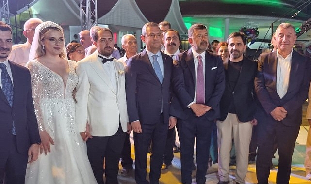 Güzelbahçe Belediye Başkanı Mustafa Günay, CHP Genel Başkanı Özgür Özel'inde katıldığı Melisa Yavaşoğlu ve Gaffar Çiçek'in düğün töreninde nikah şahitliği yaptı