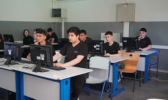 İETT, Tuzla Ahmet Yesevi Anadolu Lisesi'nin bilgisayar laboratuvarını yenileyerek öğrencilerin kullanımına sundu