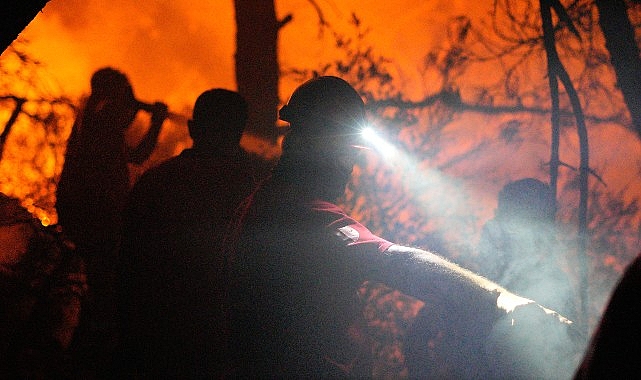 İzmir'in Selçuk ilçesi ormanlık alanda bilinmeyen bir sebeple ortaya çıkan yangın rüzgarın etkisi ile Kuşadası'na sıçradı