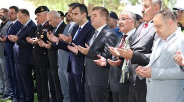 Karaman Belediye Başkanı Savaş Kalaycı, arife günü düzenlenen Şehitlik ziyareti programına katıldı