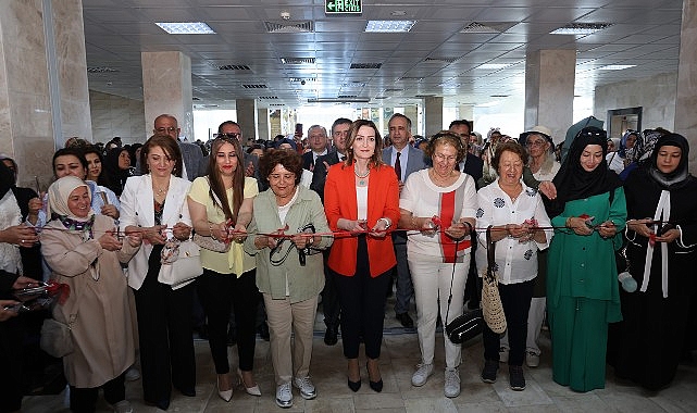 Karaman Belediyesi öncülüğünde Hayat Boyu Öğrenme Haftası etkinlikleri kapsamında düzenlenen yılsonu sergisi Lütfi Elvan Fuar ve Kongre Merkezi'nde açıldı