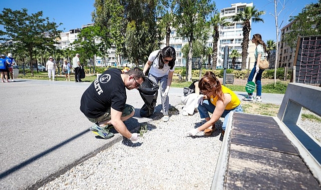 Karşıyaka'da çevre gönüllülerinden sahil temizliği