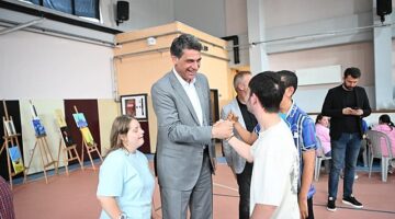 Kartepe Belediye Başkanı Av.M.Mustafa Kocaman, Kartepe Özel Eğitim Uygulama Okulu öğrencileri tarafından hazırlanan kermese katıldı