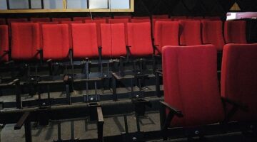 Kemer Belediye Başkanı Necati Topaloğlu Sinema ve tiyatro salonunda koltuklar döşeniyor