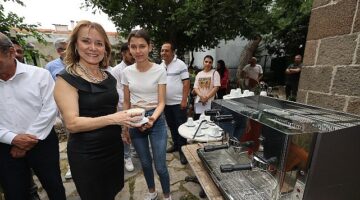 Konak'ta sertifika gururu: Genç Romanlar barista oldu