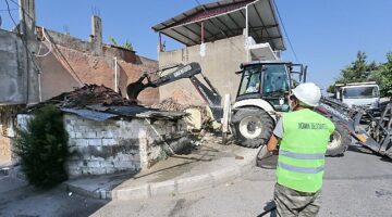 Konak'ta tehlike saçan metruk binalar yıkılıyor