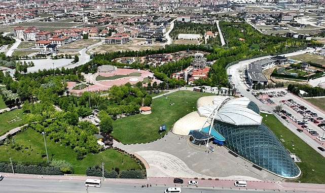 Konya'da güzel havayı fırsat bilen vatandaşlar Selçuklu'nun sembol mekanlarına akın etti