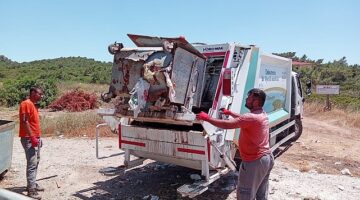 Kurban Bayramı tatilinde ziyaretçi akınına uğrayan Ayvalık'ta Temizlik İşleri Müdürlüğü ekipleri, üç vardiya halinde 24 saat mesai yaparak tonlarca çöp topladı