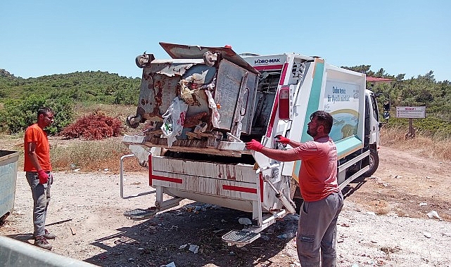 Kurban Bayramı tatilinde ziyaretçi akınına uğrayan Ayvalık'ta Temizlik İşleri Müdürlüğü ekipleri, üç vardiya halinde 24 saat mesai yaparak tonlarca çöp topladı