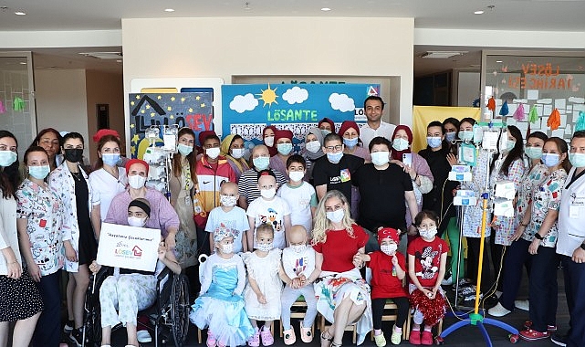 LÖSEV'e kayıtlı lösemi ve çocukluk çağı kanseriyle mücadele eden minikler Türkiye genelinde yapılan bayramlaşma etkinlikleri ile Kurban Bayramını kutladı