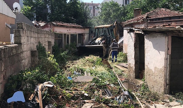 Lüleburgaz'da metruk binaların yıkımı sürüyor