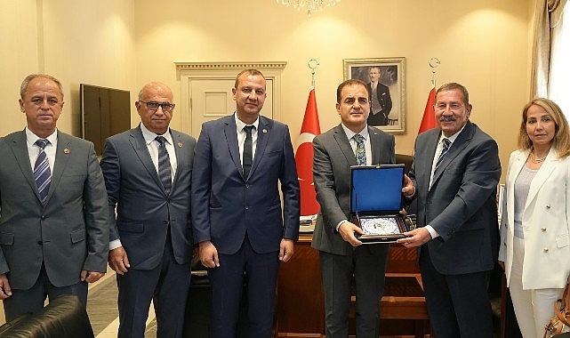 Milas Belediye Başkanı Fevzi Topuz beraberindeki heyet ile birlikte Muğla Valisi İdris Akbıyık'ı makamında ziyaret etti