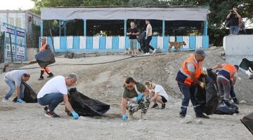 Mudanya Belediyesi yerlere atılan çöplerin fazlalığına dikkat çekmek için, Mudanya ve Güzelyalı sahilinde temizlik seferberliği gerçekleştirdi
