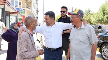 Nevşehir Belediye Başkanı Rasim Arı, Atatürk Bulvarı'nda esnaflarla bir araya gelerek, hayırlı işler temennisinde bulundu