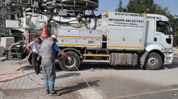 Nevşehir Belediyesi ekipleri, bayram öncesi temizlik çalışmalarını tüm mahallelerde yoğun bir şekilde sürdürüyor