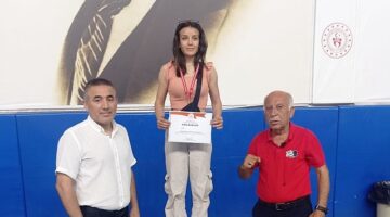 Nevşehir Belediyesi sporcuları, Mersin'de katıldıkları Kick Boks Türkiye Şampiyonası Grup Seçmeleri müsabakalarında önemli dereceler elde etti