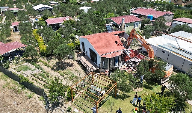 Seferihisar'da hobi bahçelerinin yıkımına başlandı