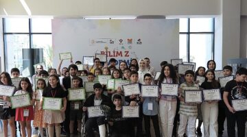 Zeytinburnu Bilim Merkezi'nde Eğitim Gören Akademi Öğrencileri Sertifikalarını Aldı