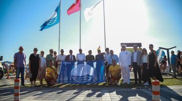 1 Temmuz Denizcilik ve Kabotaj Bayramı etkinlikleri kapsamında Öğretmenler Mahallesi Halk Plajı'nda Mavi Bayrak töreni yapıldı