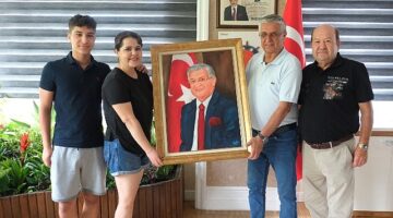 Başkan Topaloğlu'na yağlı boya tablo hediye edildi